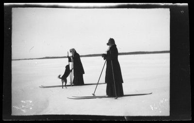 Blenda ja Elsa Simberg hiihtämässä, hiihtoretkellä myös Balu tekijältä Hugo Simberg