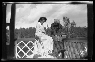 Erna ja Guido Simberg sekä Sarto Vaaleanpunaisen huvilan kuistilla tekijältä Hugo Simberg