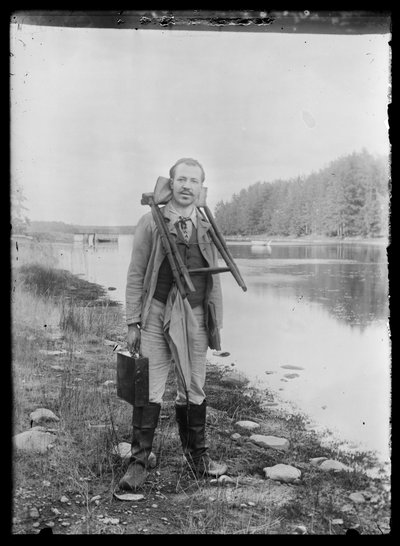 Hugo Simberg maalaustarvikkeineen Niemenlautassa tekijältä Hugo Simberg
