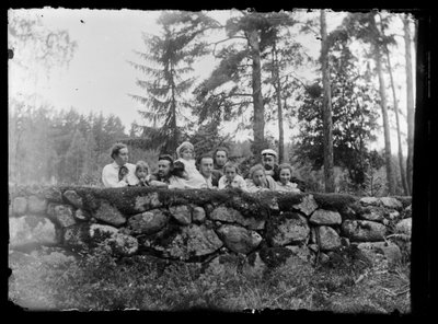 Hugo Simberg sisaruksineen kiviaidalla tekijältä Hugo Simberg
