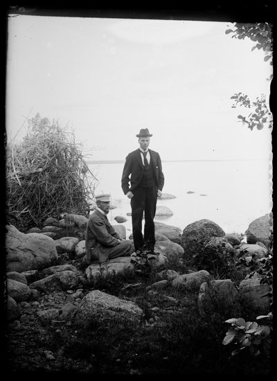 Johannes Andersin ja Magnus Adrian Gadd juhannuskokolla tekijältä Hugo Simberg