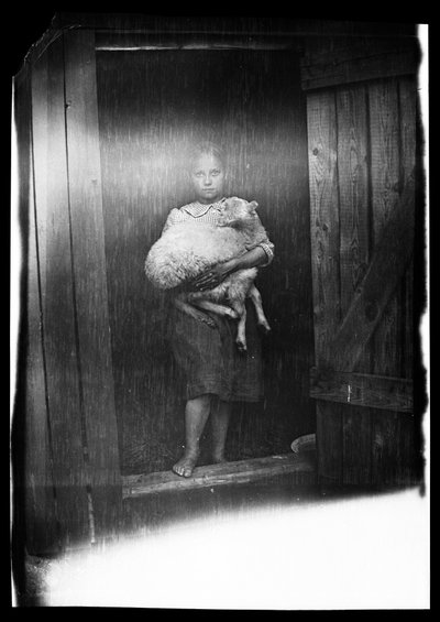Lammastyttö, Hilma Ylä-Outinen ja Bunka tekijältä Hugo Simberg
