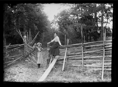 Lilli ja Elsa Simberg veräjällä Niskapohjan tien varrella tekijältä Hugo Simberg