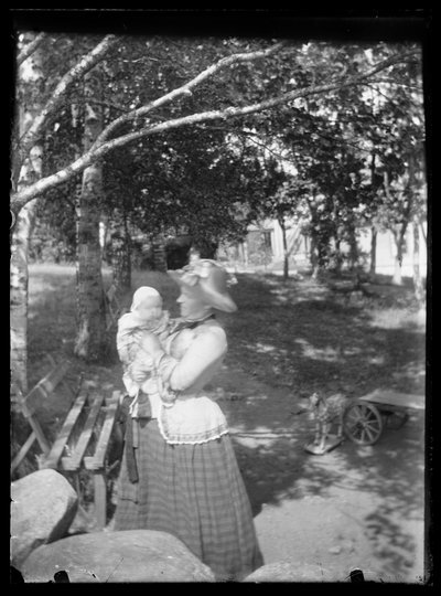 Lilli ja Laine Simberg puistossa tekijältä Hugo Simberg