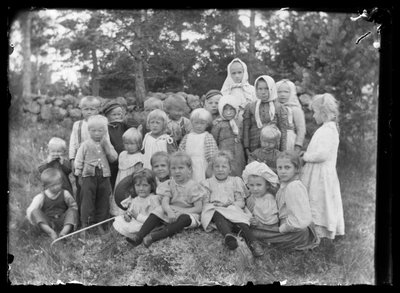 Paikallisia ja Niemenlautan kartanon lapsia tekijältä Hugo Simberg