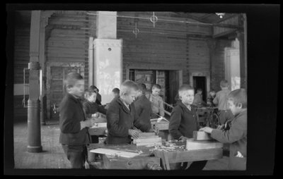 Todennäköisesti Kymintehtaan kansakoulun veistosali tekijältä Hugo Simberg
