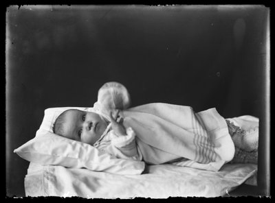Tom Simberg studiossa Luotsikadulla tekijältä Hugo Simberg