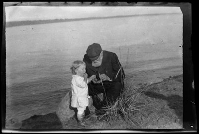 Tom ja Niclas Simberg syömässä marjoja Niemenlautassa tekijältä Hugo Simberg