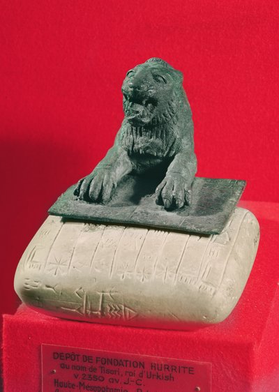 Leijona pitelee Urkeshin ja Nawarin kuningas Tish-atalin hurrialaista perustamistietokilpeä, noin 2150 eKr., (pronssi ja kalkkikivi). tekijältä Hurrian
