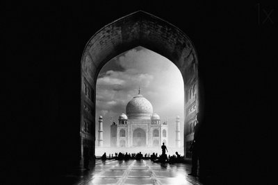 Majesteettinen Taj Mahalin portti tekijältä Hussain Buhligaha