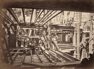 Työntekijät Girders of Auditoriumissa, Pariisin uudessa oopperassa tekijältä Hyacinthe César Delmaet and Louis Émile Durandelle