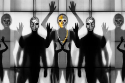 Surrealistiset naamioituneet hahmot tekijältä Igor Shrayer
