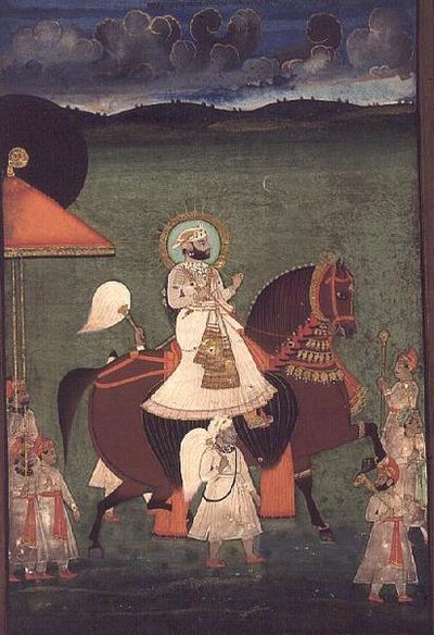 AS10 Albumi 43 no.4514 Kissanro. 514 iii Mewarin Rana Sarup Singh (1842-61) ratsastaa kastanjaorilla, hänen jalkansa pitimet kantavat aurinkovarjoja ja kuninkaallisia asusteita, Udaipur, n. 1855 tekijältä Indian School