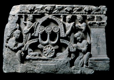 Gandharan taide (tai kreikkalaisbuddhalaisuus): "" Buddha rukouksessa"" ihme Sravasti (Shravasti tai Savatthi) (Rukoileva Buddha, Sravastin ihme) Gandhara-koulun helpotus - 2.-4. vuosisadat - Intian museo, Kalkutta, Intia tekijältä Indian School