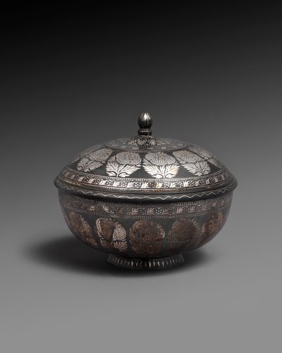 Kulho ja kansi metalliseoksesta hopealla, jokaisessa nauha naturalistisia kukkia, 1700-1899 tekijältä Indian School