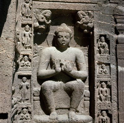 Buddha, veistetty patsas luolassa 19 tekijältä Indian School