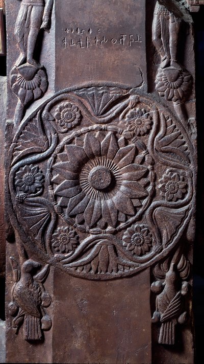Buddhalaisuus: kukkakuvioilla koristeltu medaljonki - yksityiskohta du stupa de Bharhut (Bharhut, Beyrouth) Matala kohokuvio mustasta kivestä, 2. vuosisadalla eKr. (2. vuosisadalla eKr.) - Kolkata, intialainen museo tekijältä Indian School
