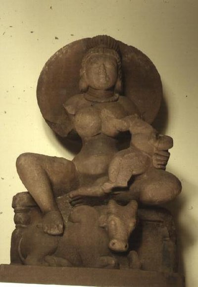Parvatin hahmo lapsensa kanssa, Skanda, Sagar (hiekkakivi) tekijältä Indian School
