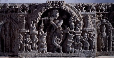 Hindulaisuus: "" Krishna tai Venugopala, huilulehmien mestari"" Musta kiviveistos, keskiosa (Krishna Venugopalana) 1100-luku (1100-luku) Halebidusta, Mysore - Kalkutta, Intian museo tekijältä Indian School