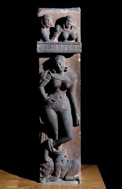 Hindulaisuus: Yakshini (Yaksi) luonnonhengen esitys, papukaijan kanssa, hän seisoo kääpiön päällä - (Jaksi papukaijan kanssa, hän seisoo kääpiön päällä) Mathuran veistos, gres (Mathura-veistos, hiekkakivi) 2. vuosisata ( 2. vuosisadalla) Kalkutta, intialai tekijältä Indian School
