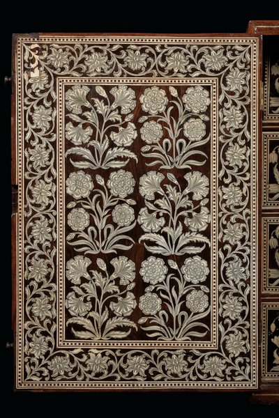 Mughal-kaappi, Gujarat tai Sindh, Länsi-Intia (norsunluun upotettu puu) tekijältä Indian School