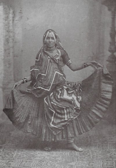 Bombay / Mumbai: Intialainen hameen tanssi (s/w valokuva) tekijältä Indian photographer