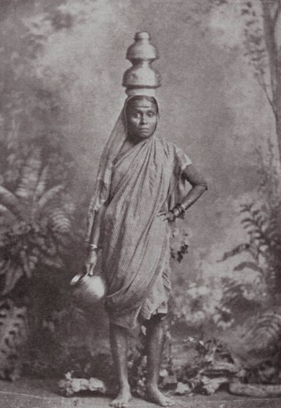 Bombay / Mumbai: Maitotyttö (s/w valokuva) tekijältä Indian photographer