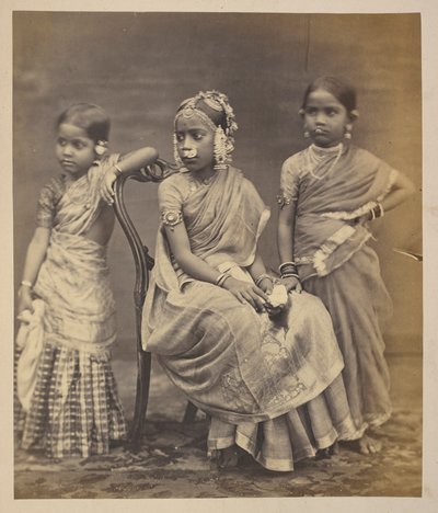 Ryhmä lapsia Madrasista, korujen käyttötapa, n. 1870 (seepiakuva) tekijältä Indian photographer