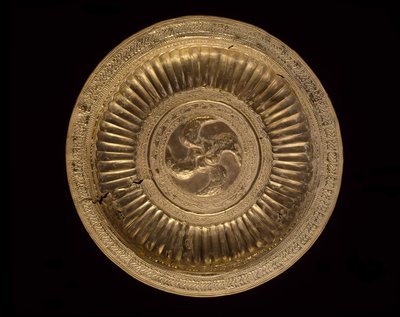 Dish Pectoral, Molukkikansat 1800-luvulta (mahdollisesti aikaisemmin) (kulta) tekijältä Indonesian School