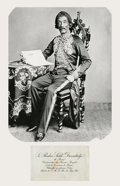 Raden Salehin muotokuva ja hänen käyntikorttinsa, n. 1850-1870 (bw-valokuva ja kaiverrus) tekijältä Indonesian School