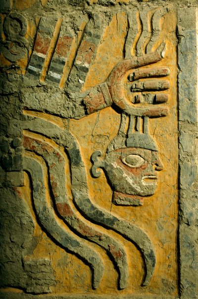 Pelottavaa vihaa herättävä dekapitatorin hahmo El Brujossa, syrjäisessä Moche-kulttuurin pyramidiraunioiden kompleksissa. Moche-kulttuuri hallitsi Perun pohjoisrannikkoa noin vuodesta A.... lähtien. tekijältä Ira Block