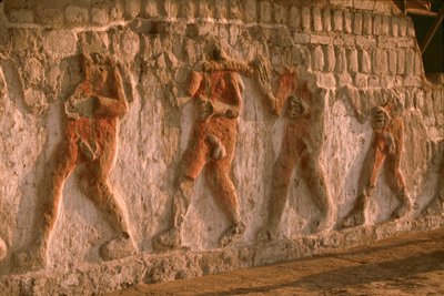 Moche-ajan alastomien vankien friisi Huaca Cao Viejon seinillä El Brujojoissa...., 2005 (kuva). tekijältä Ira Block