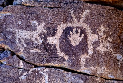 Anasazi Petroglyph (kalliotaide) kaiverrukset New Mexicossa. tekijältä Ira Block