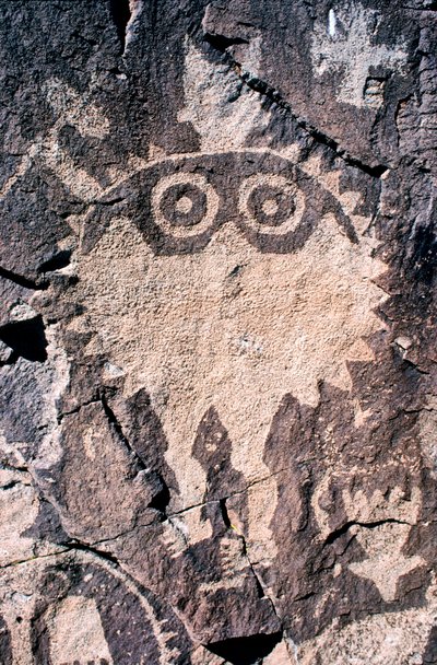 Anasazi Petroglyph (kalliotaide) kaiverrukset New Mexicossa. tekijältä Ira Block