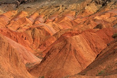 Värikkäitä kiviä lähellä leirintäaluetta Wu Cai Wanissa Gobin autiomaassa, Xinjiang,..., 2007 (kuva) (kuva) tekijältä Ira Block