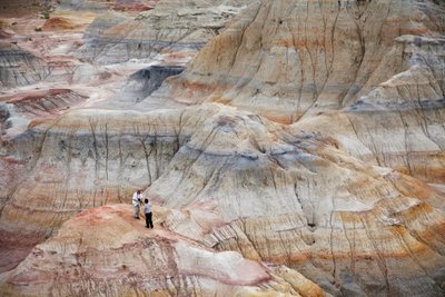 Värillisiä kiviä lähellä Wu Cai Wania Gobin autiomaassa, Xinjiang, Länsi-Kiina, 2007 (kuva). tekijältä Ira Block