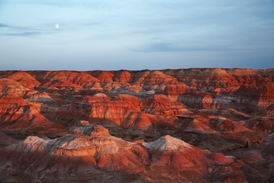 Värillisiä kiviä lähellä Wu Cai Wania Gobin autiomaassa, Xinjiang, Länsi-Kiina, 2007 (kuva). tekijältä Ira Block