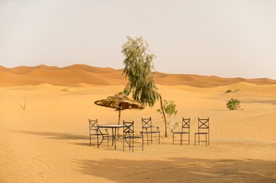 Aavikkokohtauksia hotellin lähellä Erg Chebbissä, Merzougassa, Marokossa., 2014 (kuva) tekijältä Ira Block