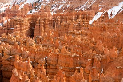 Eroosion synnyttämiä huippuja Bryce Canyonin kansallispuistossa Utahissa, 2019 (kuva). tekijältä Ira Block