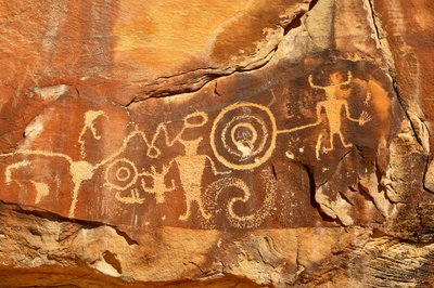 Vernalin lähellä, UT McKee Springsissä, Fremont-petroglyfejä, joissa soturit pitävät trofeepäätä, 2005 (kuva). tekijältä Ira Block