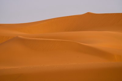 Ergg Chebbin hiekkadyynejä Saharan autiomaassa Marokossa, 2022 (kuva). tekijältä Ira Block