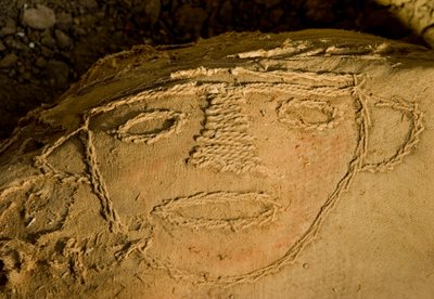 Fardo eli muumionippu Huaca El Brujon lounaiskulmassa sijaitsevassa päähaudassa, 2005 (kuva). tekijältä Ira Block