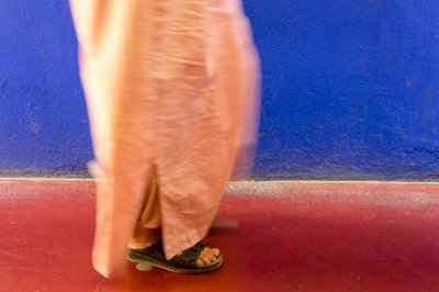 Kävely sinisen seinän ohi Majorellen puutarhassa Jardin Majorelle Marrakechissa, Marokossa, 2014 (kuva). tekijältä Ira Block
