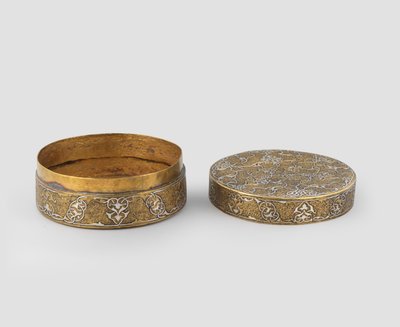 Laatikko, jossa lieriömäinen kansi, kaiverrettua messinkiä, hopealla upotettu, myöhempi kultaus ja mahdollinen sisänauhan lisäys, 1400-c.1525 tekijältä Iranian School