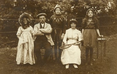 Perhe pukeutunut hieno mekko tekijältä Irish Photographer