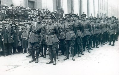 Michael Collins (1890-1922) (vas.) Irlannin vapaavaltion armeijan päällikkönä Arthur Griffithin hautajaisissa elokuussa 1922 tekijältä Irish Photographer