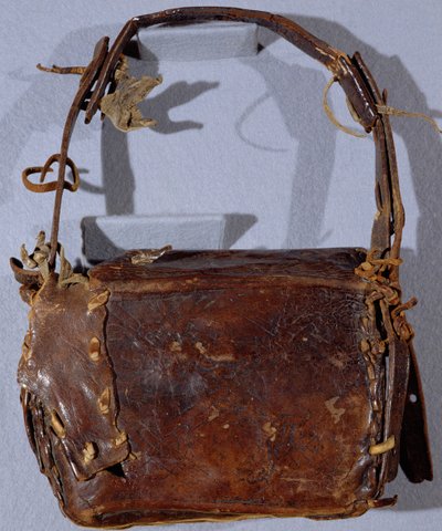 MS CCC 282 The Corpus Christi Book Satchel tai Budget, takaa katsottuna, Irlanti, n.1120-30 (nahka) tekijältä Irish School