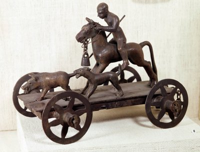 Rautakausi: miniatyyri pronssinen Merida-tankki, joka edustaa villisikojen metsästyskohtausta. Meridasta, Espanjasta. Himmeä. 0,12x0,28 m. Saint-Germain-en-Laye, kansallinen arkeologinen museo tekijältä Iron Age