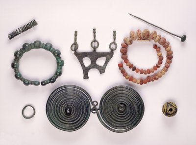 Koruja löydettiin naisten haudasta Hallstattissa Celticissä tekijältä Iron Age