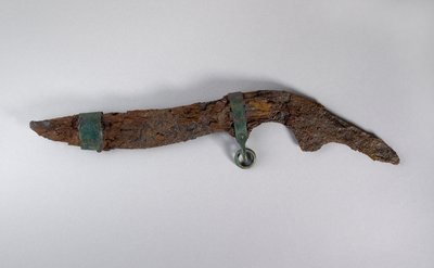 Suuri veitsi tupen jäännöksillä, luultavasti Sopronista, Unkarista, rautakaudelta (rautaa ja puuta) tekijältä Iron Age